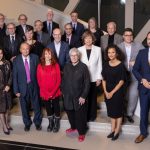 Le Ministre Mathieu Lacombe, l'animatrice Noémi Mercier et les 18 lauréats et lauréates des Prix du Québec 2025 © Frédéric Lavoie