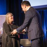 La réalisatrice Helen Doyle et le Ministre Mathieu Lacombe, lors de la cérémonie des Prix du Québec 2025 © Frédéric Maranda